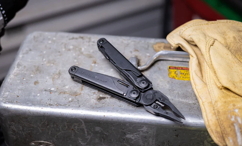 LEATHERMAN - SURGE | 21 PIECE MULTI TOOL | BLACK W/MOLLE SHEATH