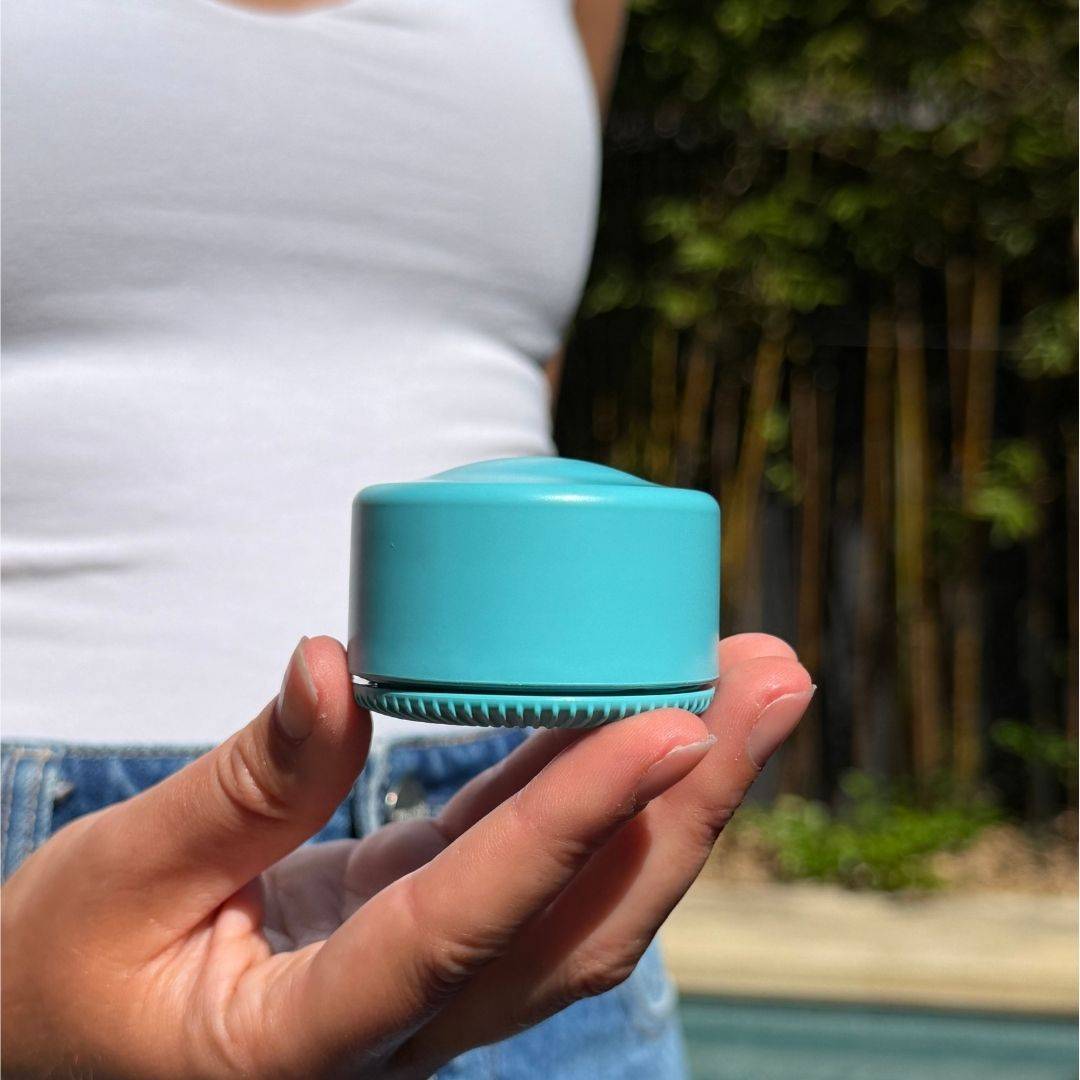 SOLMATES - REFILLABLE POT | SKY BLUE (25ML) in use